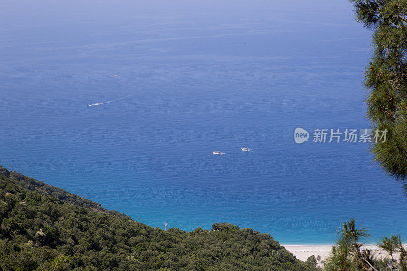 土耳其穆格拉Fethiye附近oludeniz blue lagoon海岸的客船